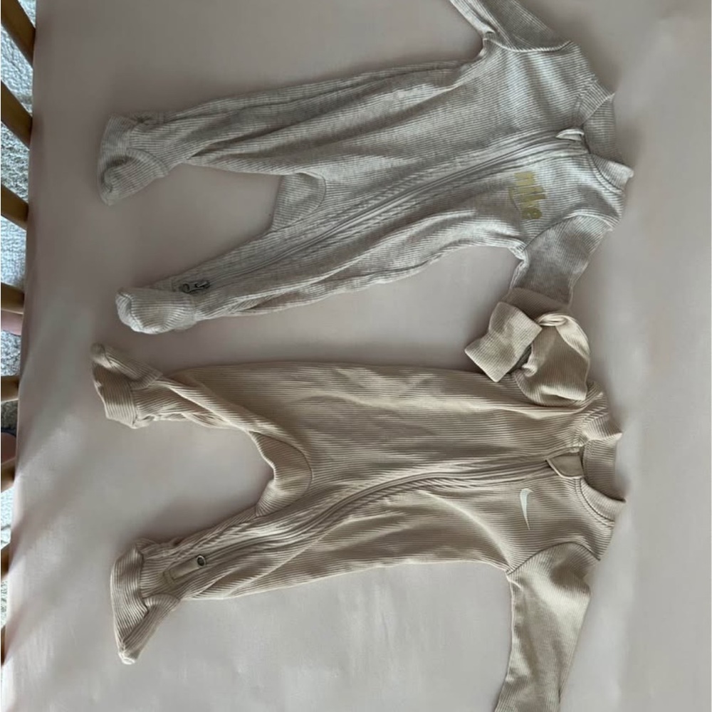 Nike Kids One Pieces Footies in Gray and Cream